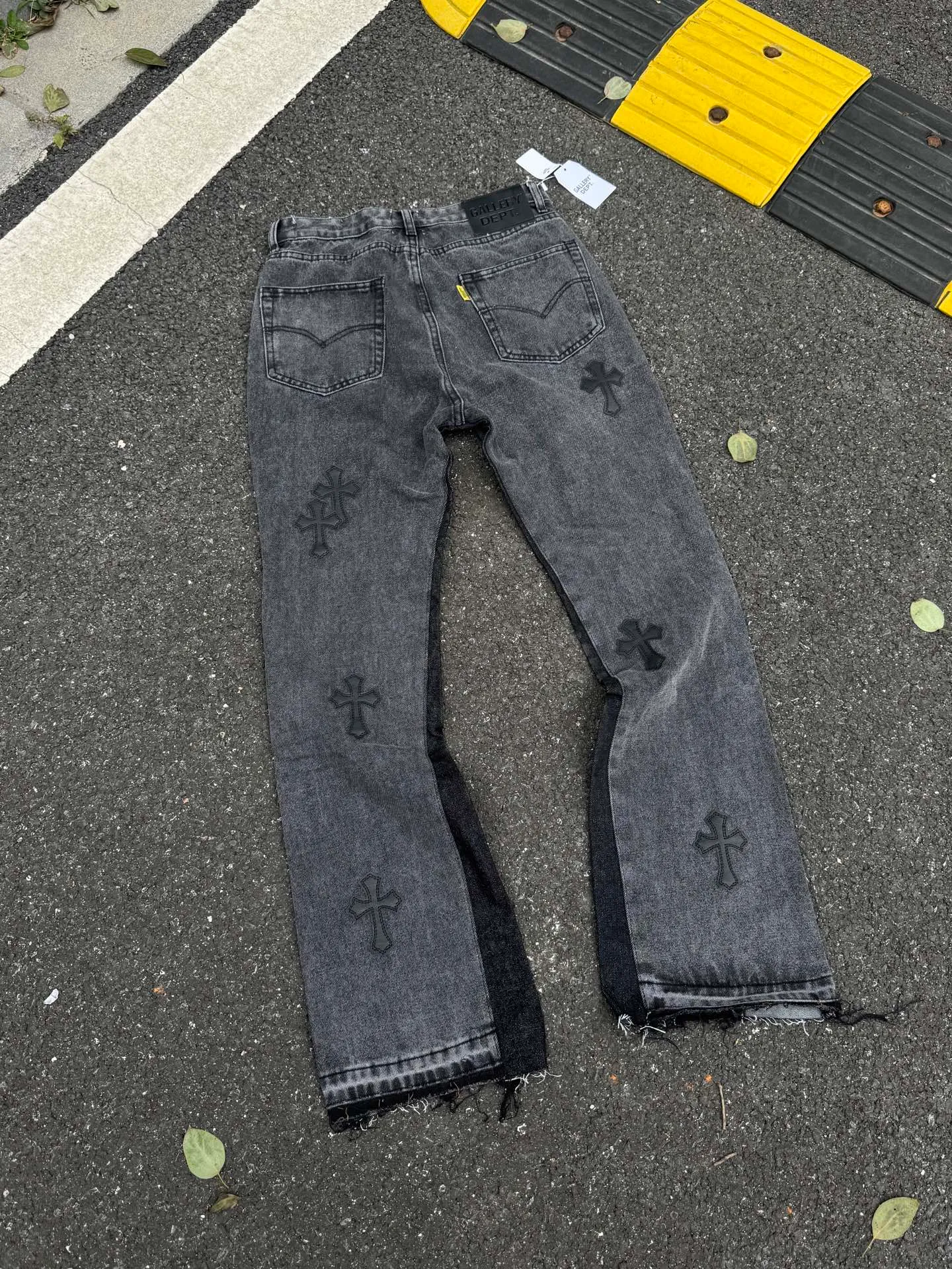 P260💰G99 GALLERY DEPT. Crow's leather cross denim bell-bottoms washed distressed spliced ​​jeans denim washing factory. During the process, the owner of the washing factory helped introduce a boss who once worked at Levi's OEM factory and then started his own business. This also paved the way for the following styles. Therefore, Levi's remodeled single product for the base plate is really familiar. Whether it is the fabrics supplied or the lathes used in production, there is nothing to choose from. -Color: Black -Size: S-XXL (corresponding to 28-36)